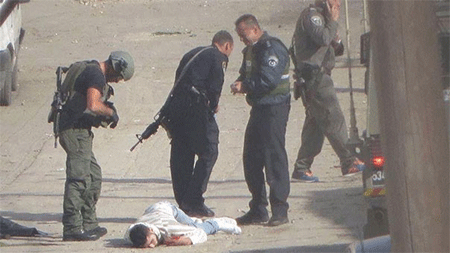 soldados sionistas rodean el cuerpo del palestino abatid Soldados de la ocupación matan a otro palestino en Hebrón